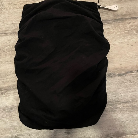 Aritzia Dresses & Skirts - Aritzia brand TNA black ruched mini skirt